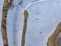 Eisstruktur in Form einer menschlichen Hand und eines Fußes in Draufsicht